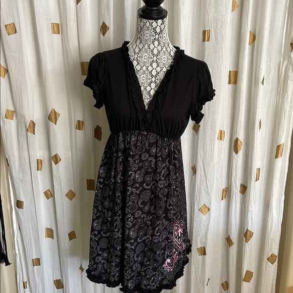 Elegant Black Dress with Paisley and Pink Details - Picture 7 of 8